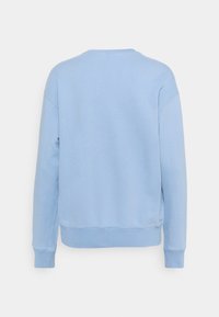 Ljusblå, mjuk bomullströja med rund halsringning, lång ärm och ribbade muddar och nederkant. Baksidan är enkel utan ytterligare detaljer.