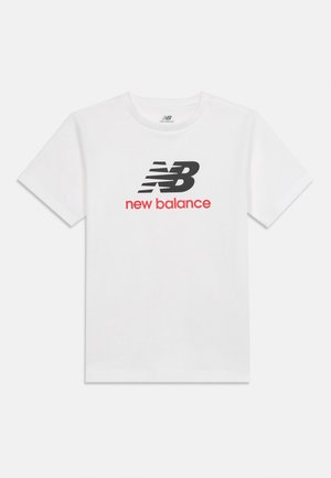 Biała koszulka z krótkim rękawem z czarnym logo "NB" i czerwonym napisem "new balance" na środku klatki piersiowej.