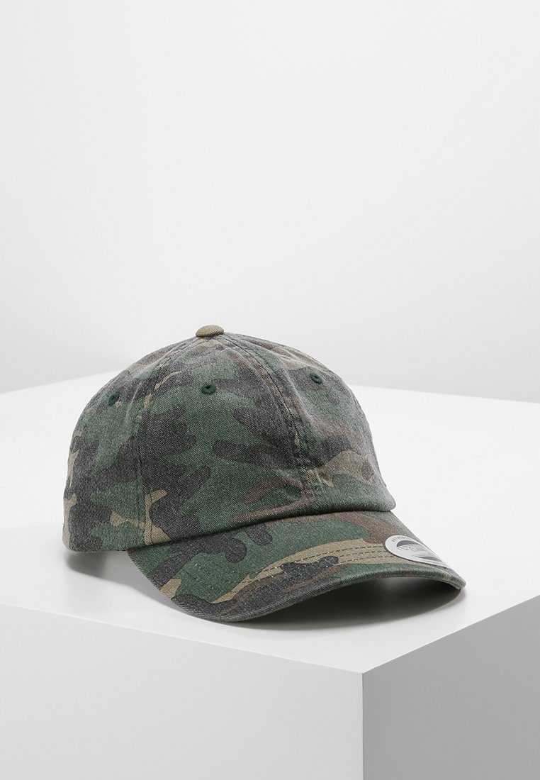 Caciula camuflaj în nuanțe de verde și brown, fabricată dintr-un material cu coroană rotundă, vizor curbat și un eticheta logo circulară pe lateral.