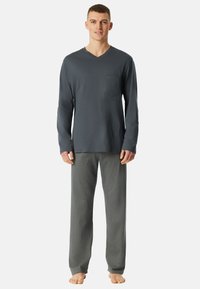 Herren Schlafanzug Set: Langarm dunkelgraues V-Ausschnitt-Shirt mit Brusttasche; gemusterte graue Hose mit lockerer Passform und geraden Beinen.