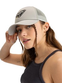 Casquette gris clair avec un dos en mesh, présentant un design graphique à l'avant. Texture de tissu lisse ; visière incurvée avec un détail de couture.