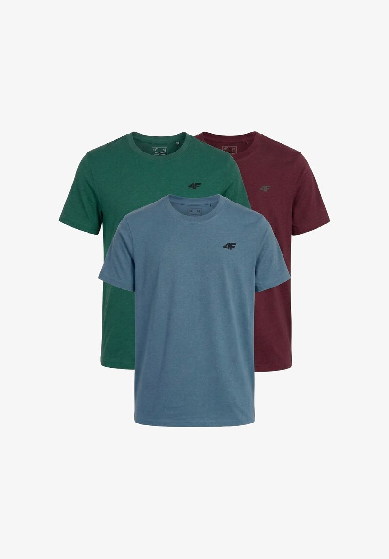 Trois t-shirts unis à col rond et manches courtes en bleu, vert et bordeaux avec un petit logo 4F sur le côté gauche de la poitrine.