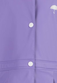 Violet neperšlampama striukė su lygiu paviršiumi, turinti baltus spragtukus ir mažą baltą skėčio dizainą viršutiniame dešiniajame kampe.