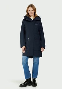 Parka imperméable marine avec capuche, fermeture éclair à l'avant et deux poches latérales ; présente une coupe décontractée et un tissu lisse et durable.