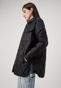 Guess NEW GIORGIA LOGO SHACKET - Krátký kabát - jet black