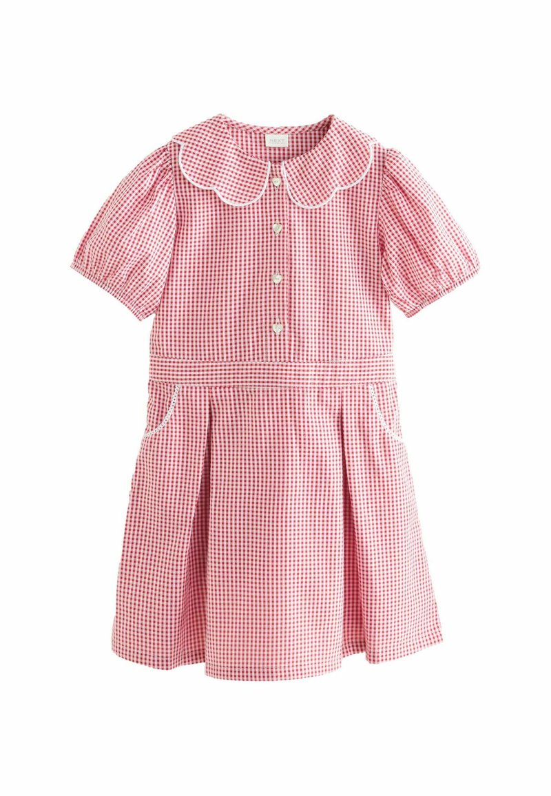 Punainen ja valkoinen ruutukuosisella mekolla, jossa on lyhyet puff-hihat, aaltoileva kaulus, nappisulku ja sivutaskut. Suora leikkaus ja pleated-hame.