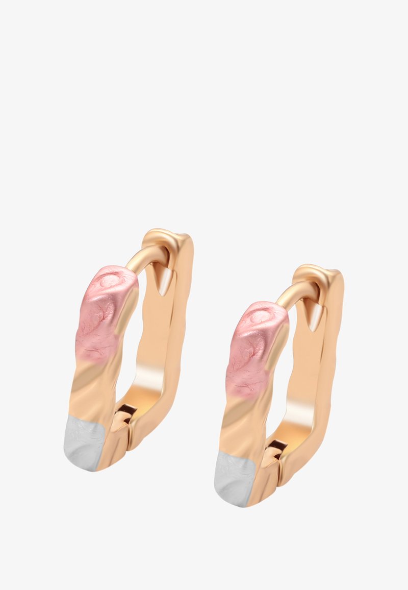 Pár zlatých kruhových náušníc s textúrovanými ružovými a striebornými smaltovými akcentmi na koncoch, zobrazené na bielom pozadí.