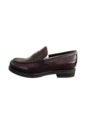 Mocasín de hombre de cuero marrón oscuro con detalles cosidos y un tacón bajo negro, mostrado de perfil sobre un fondo blanco.