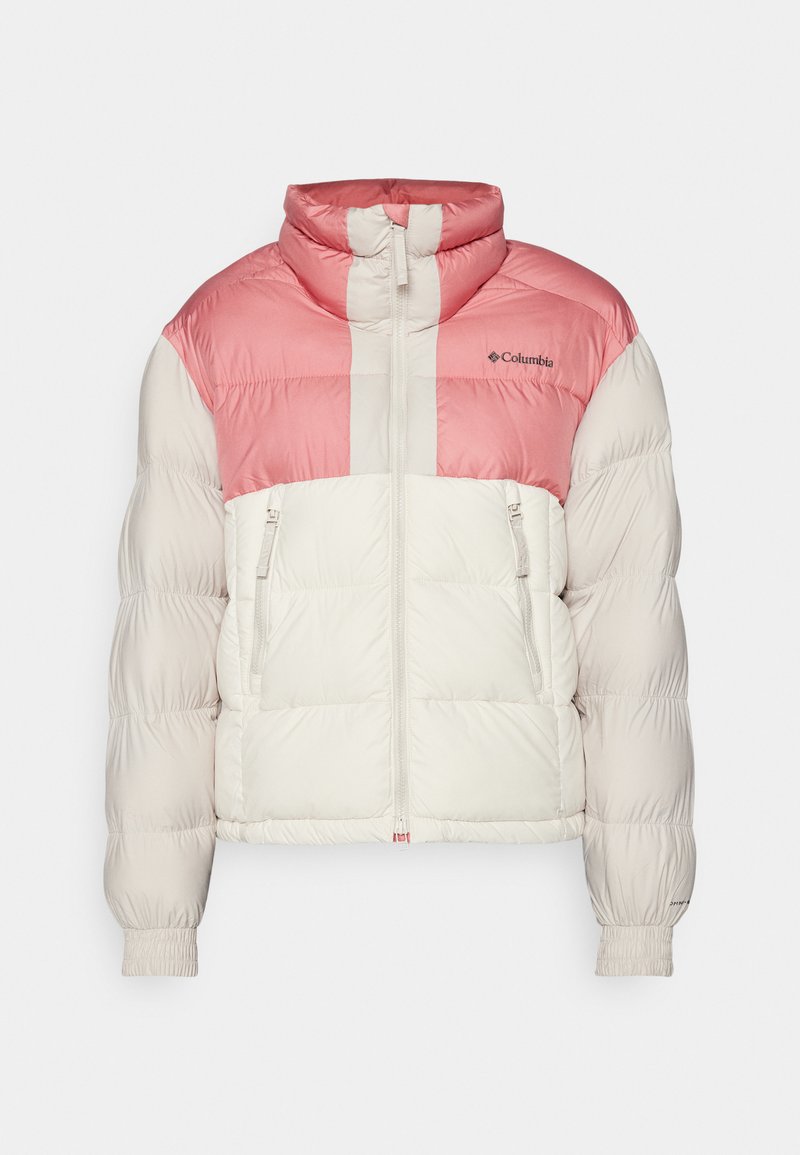 Chaqueta acolchada Columbia con un diseño de bloques de color rosa y blanco, bolsillos frontales con cremallera, cuello alto y puños elásticos. Textura suave.