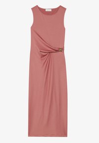 Robe sans manches, longueur genou, en rose pâle, avec un détail noué à la taille agrémenté d'une accent doré décoratif. Texture de tissu lisse.