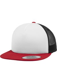 Valge esipaneeliga snapback müts punase ääre ja musta võrguga taga. Esiküljel on ümar silt, mis näitab "snapback" stiili.