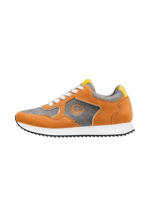 Casual sneaker met oranje suède en grijze stoffen panelen, witte veters, gele accenten en een witte zool met een zwarte, geribbelde onderkant.
