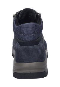 Stivali da trekking in blu navy con un mix di suede e rete, colletto imbottito e suola in gomma con dettagli testurizzati per una migliore aderenza.