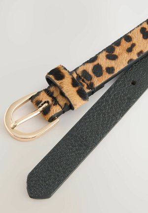 Cinturón estampado de leopardo hecho de piel sintética; correa de cuero negro; hebilla metálica dorada; acabado texturizado en el cuero.