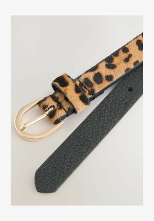 Riem met luipaardprint gemaakt van nepbont; zwarte leren band; gouden metalen gesp; gestructureerde afwerking op het leer.