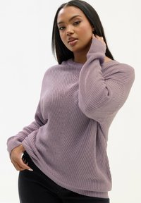 Strickpullover in helllavendelfarben, mit einem strukturierten Muster, gerippten Bündchen und einem lockeren Schnitt mit einem leicht abgerundeten Saum.