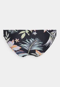 Bas de bikini noir avec un motif floral tropical vibrant en couleurs pastel, comprenant des feuilles de palmier et des fleurs d'hibiscus. Texture de tissu lisse.