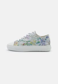 Weiße Sneaker mit floralem Muster in Pastellfarben. Verfügt über eine strukturierte Oberfläche, eine runde Zehenpartie und eine flache Gummisohle. Sechs Ösen für die Schnürsenkel.