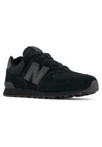 Baskets noires avec une tige en daim et des accents en mesh, logo "N" bien en vue et semelle texturée pour une meilleure adhérence. Design classique et forme ergonomique.