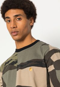 Carhartt WIP CHASE - T-shirt básica - camo mend/gold