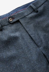 Dunkelgraue Wollmischungshose mit blauen Fasern. Sie verfügt über einen Knopfverschluss, einen taillierten Bund und versteckte Taschen.