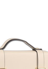 Compact crèmekleurige handtas van soepel leer. Beschikt over een gebogen handvat en een grijze accent, met gouden hardware en strakke lijnen.