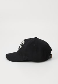 Black baseball cap made of cotton, featuring an embroidered logo on the front and an adjustable strap at the back.