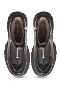 Botine negre din piele cu o finisare lucioasă, căptușeală din blană sintetică și închideri cu fermoar pe laturi. Talpă groasă din cauciuc cu un model texturat.