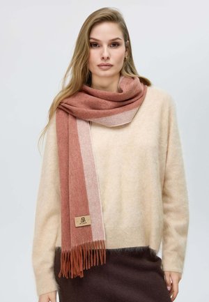 Sciarpa morbida in misto lana con strisce rosso scuro e beige chiaro, con estremità frangiate e una piccola etichetta del logo su un lato.
