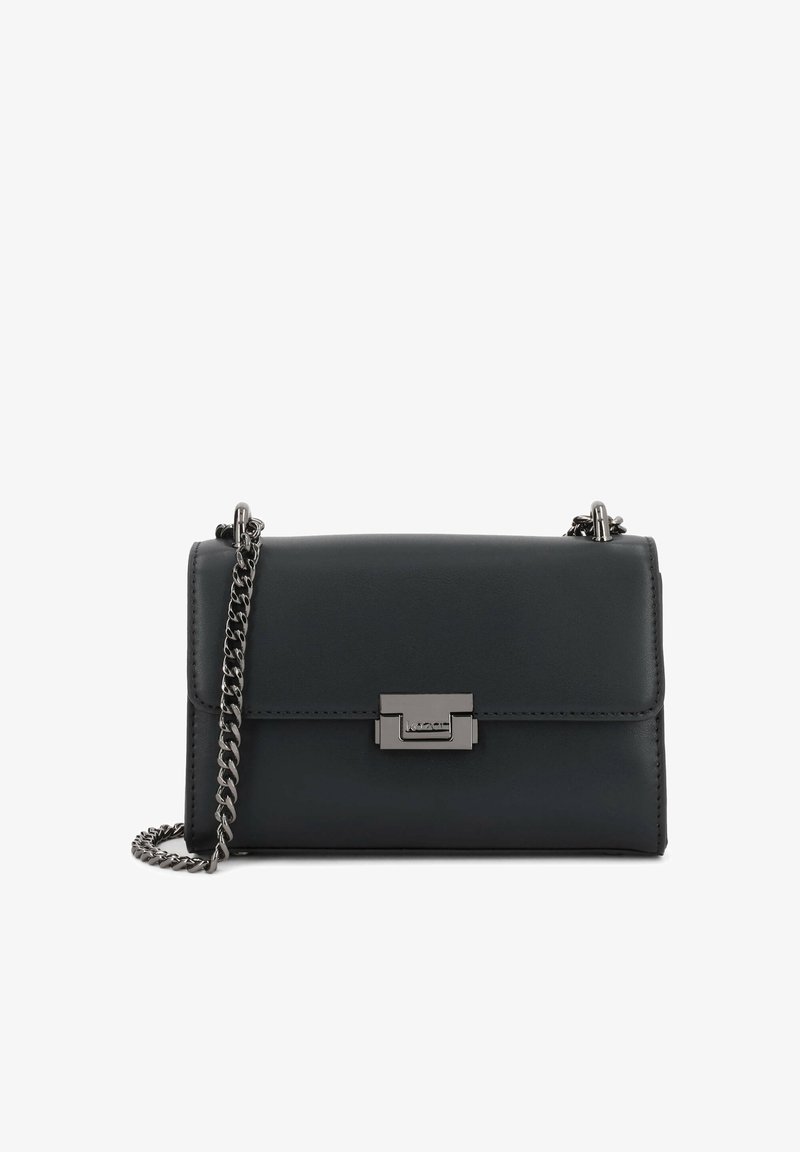 Μαύρη δερμάτινη τσάντα crossbody με ασημένιο αλυσίδα ιμάντα και ορθογώνιο ασημένιο κούμπωμα στο μπροστινό καπάκι.