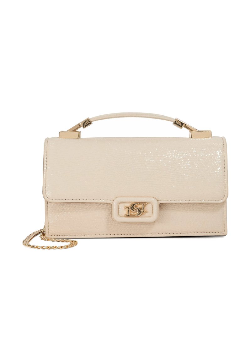 Beige neplederen handtas met een glanzende afwerking, gouden hardware, een handvat aan de bovenkant en een afneembare kettingriem. Voorzien van een sluiting met een klipsluiting aan de voorkant.