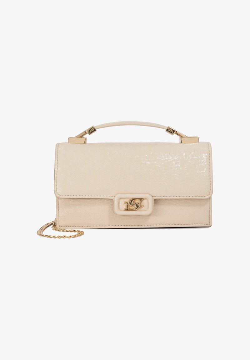 Beige neplederen handtas met een glanzende afwerking, gouden hardware, een handvat aan de bovenkant en een afneembare kettingriem. Voorzien van een sluiting met een klipsluiting aan de voorkant.