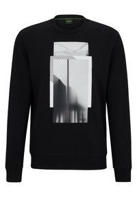 Černá mikina s velkým grafickým potiskem, který obsahuje vrstvené tvary v černé a bílé barvě, geometrické vzory a jemnou texturu.