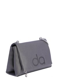 Bolso gris texturizado con diseño de solapa, con detalle de logo perforado y correa de cadena plateada. Cierre de cremallera en la parte inferior.