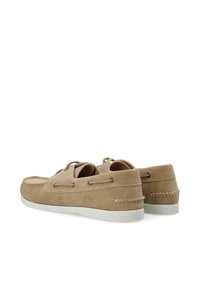 Beige Veloursleder Slipper mit braunen Schnürsenkeln, genähten Details und einer weißen Gummisohle. Entworfen mit einer runden Form und offenen Seiten.