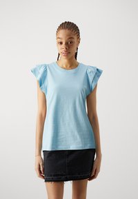 Selected Femme - SLFCAMILA RUFFLE TEE - Apdrukāts T-krekls - sky blue Miniatūras attēls 1