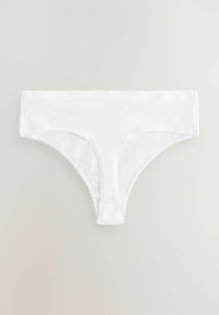 Witte katoenen string met een gladde textuur, voorzien van een brede, elastische tailleband met de merknaam en een minimalistisch ontwerp.
