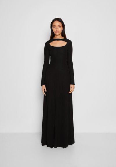 Vestido longo preto com corpete ajustado, mangas longas e decote arredondado com detalhe recortado. Tecido suave e liso, saia cheia.