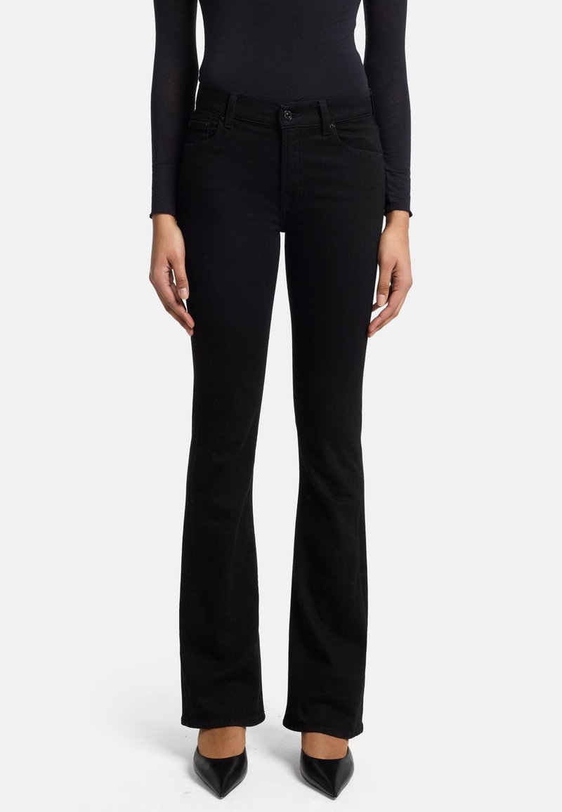 Svarte flared jeans laget av denim, med klassisk fem-lommers design, knappelukking og tett silhuett fra midjen til kneet.
