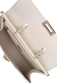 Borsa in pelle beige con una trama liscia, ferramenta dorata, tasca con zip e doppi scomparti interni. Design aperto che mette in mostra ampio spazio.