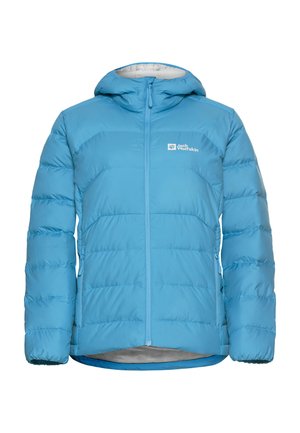 Doudoune bleu clair avec capuche, dotée d'une fermeture éclair à l'avant, de poignets élastiques et d'une isolation en duvet. Comprend un logo sur la poitrine et des poches latérales.