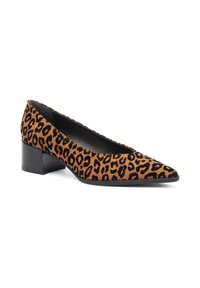 Zapatos de tacón con estampado de leopardo, punta afilada, acentos texturizados en negro y tacón macizo. Hechos de una tela suave con un acabado elegante.