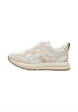 Baskets basses beige et blanches avec des panneaux en mesh, fermeture à lacets à l'avant, semelle rembourrée et languette à l'arrière pour un port décontracté.
