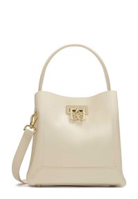 Borsa in pelle crema con una forma strutturata, dotata di una chiusura in tono oro e di un manico corto, insieme a una tracolla staccabile.