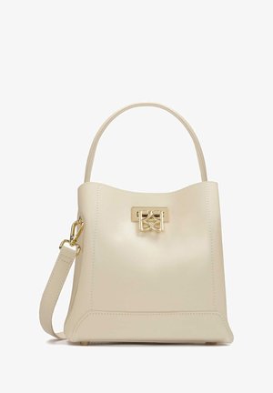 Sac à main en cuir crème avec une forme structurée, doté d'un fermoir en ton doré et d'une courte poignée, ainsi qu'une bandoulière détachable.
