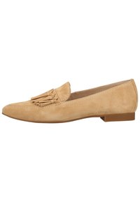 Tan mockasiner i mocka med en fransdetalj på ovandelen, smal silhuett och en låg, fyrkantig klack för komfort och enkel användning.