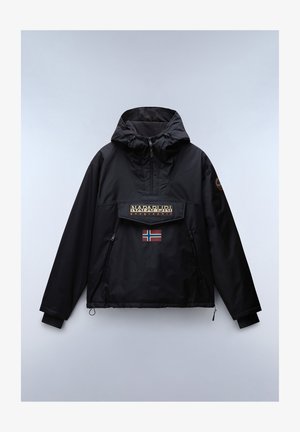 Giacca nera impermeabile con cappuccio, dotata di tasca frontale, logo ricamato e dettaglio con bandiera norvegese. Texture liscia, design a pullover.