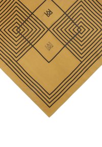 Gul tørklæde med et gentagende sort geometrisk mønster af koncentiske kvadrat og symboler i midten, med en glat tekstur.