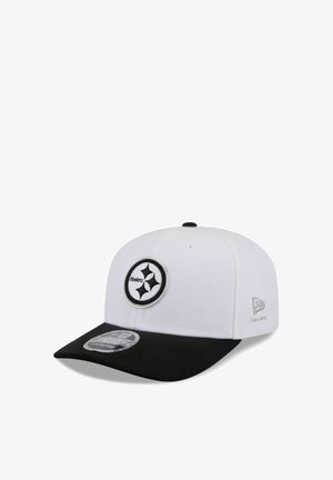Weißer und schwarzer Pittsburgh Steelers Cap mit Teamlogo auf der Vorderseite und New Era Logo an der Seite, schräg gestellt, um Vorderseite und Schirm zu zeigen.