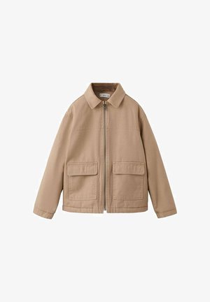 Chaqueta beige con cremallera, con cuello, mangas largas y dos grandes bolsillos frontales con solapa, hecha de tela resistente.